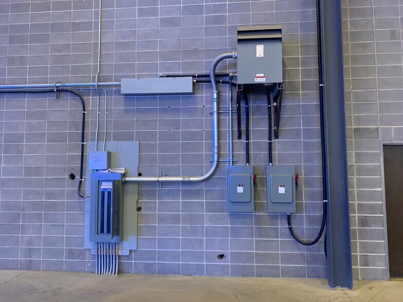 More Photos Of 20 Veenstra Dr, Red Deer County Warehouse For Lease