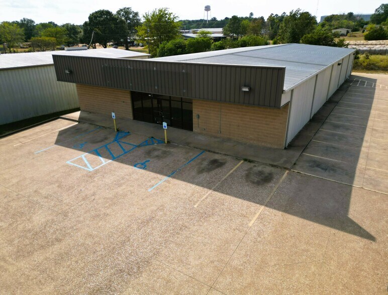 More Photos Of 907 US Highway 287 N, Grapeland Freestanding For Lease
