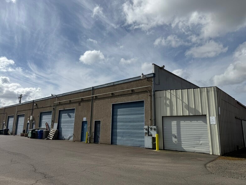 More Photos Of 2355-2365 Hyacinth St NE, Salem Warehouse For Lease
