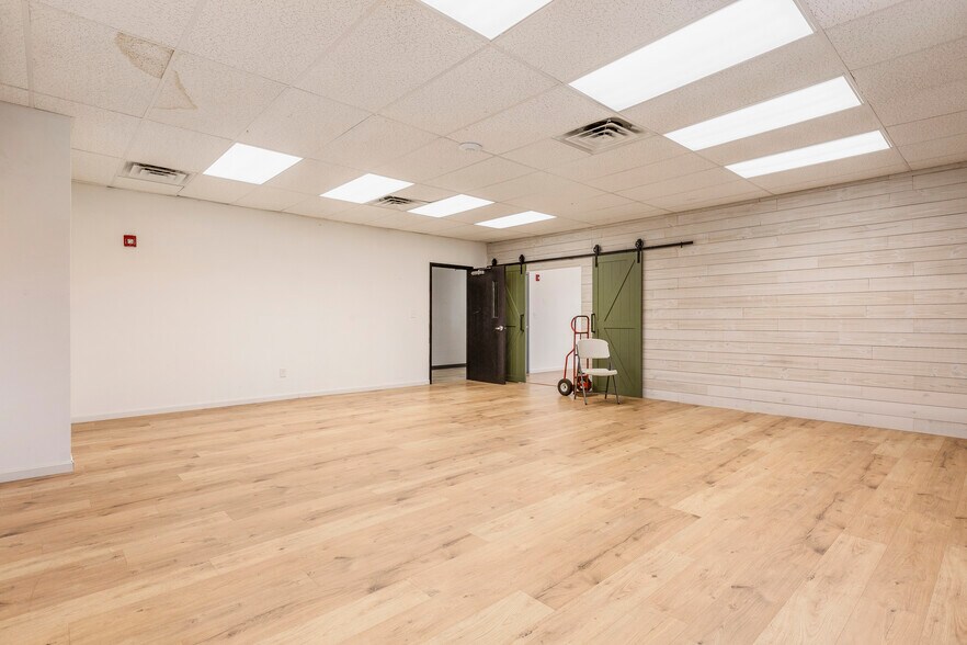 More Photos Of 11515 Highway 31, Sellersburg Light Distribution For Lease
