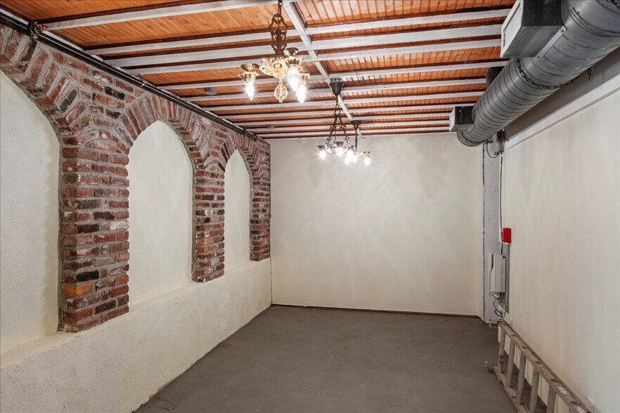 More Photos Of 159 N Sycamore St, Newtown Office For Lease