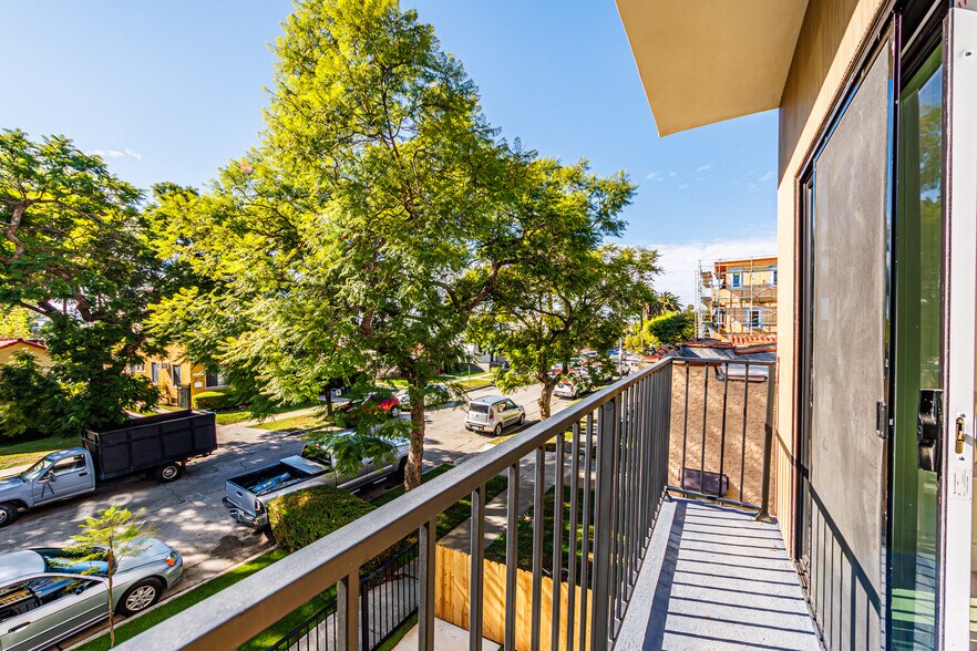 More Photos Of 5209 W 20th St, Los Angeles Multifamily For Sale