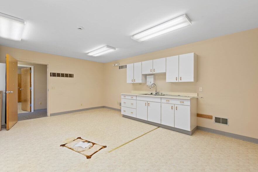 More Photos Of 2640 Ridgeway Ave, Rochester Medical For Lease