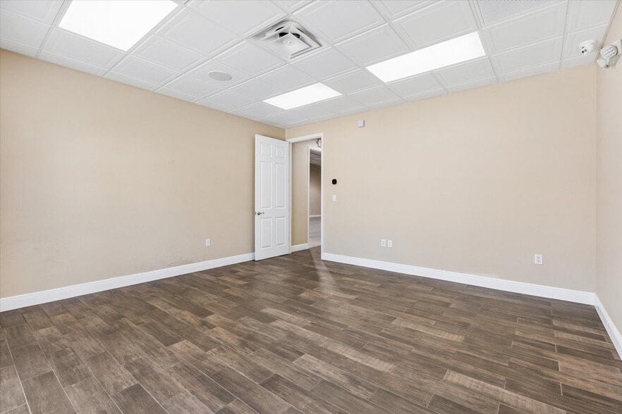 More Photos Of 1818 Greenleaf Ln, Leesburg Warehouse For Lease