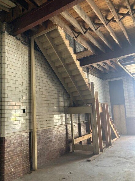 More Photos Of 4837 N Lipps Ave, Chicago Bar For Lease