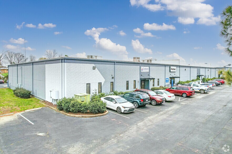 More Photos Of 1000-1022 Pressley Rd, Charlotte Warehouse For Lease