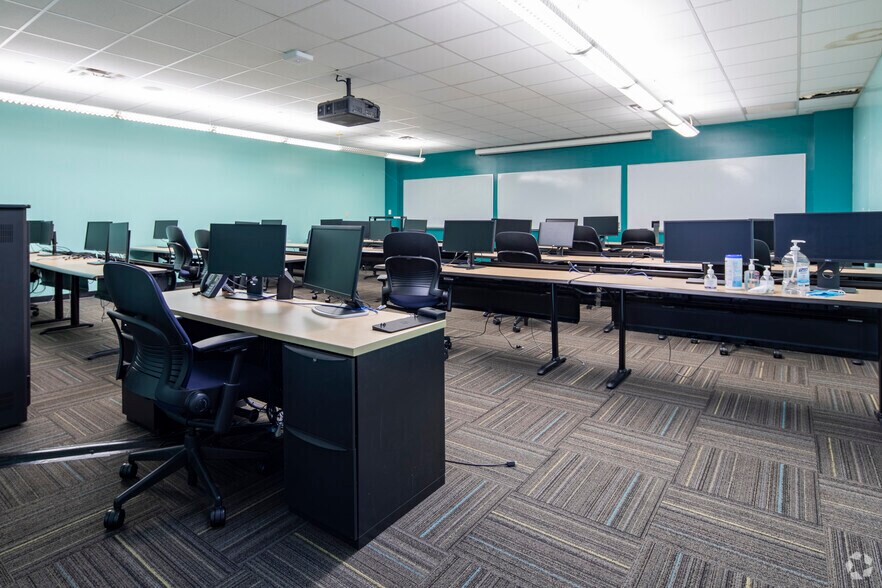 More Photos Of 400 Diamond Dr NW, Huntsville Flex For Lease