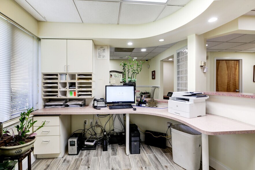 More Photos Of 931-947 Russell Ave, Gaithersburg Medical For Lease