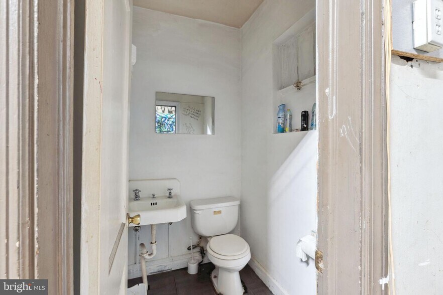 More Photos Of 5-7 W Patapsco Ave, Baltimore Bar For Lease