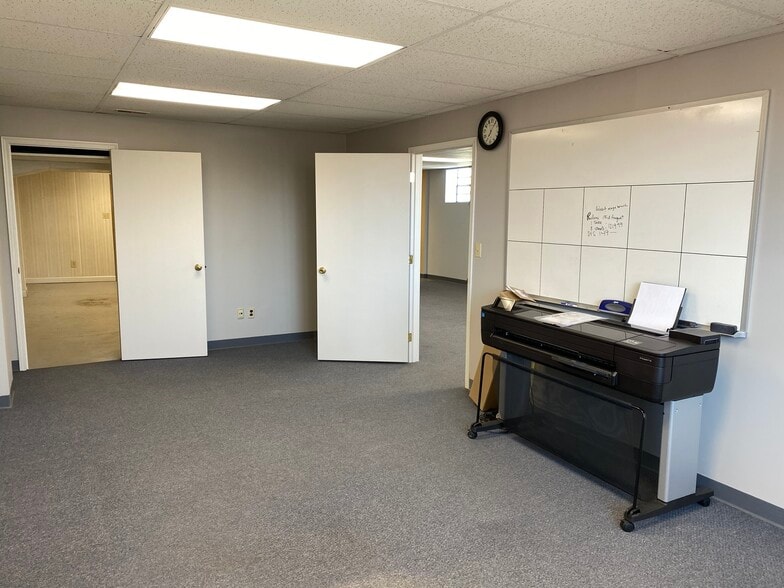 More Photos Of 10703 Tesshire Dr, Saint Louis Industrial For Sale