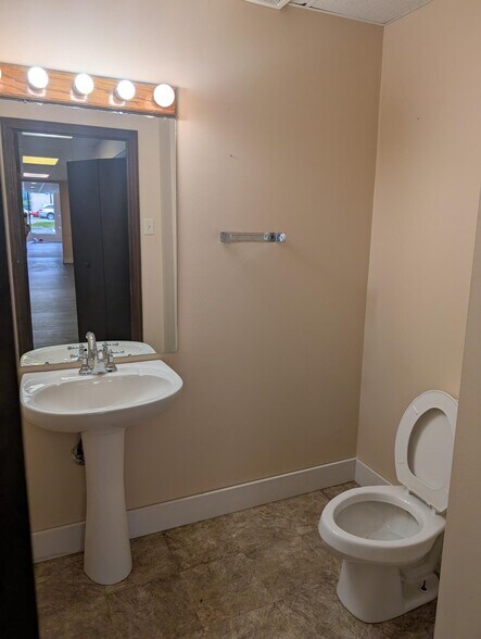 More Photos Of 440-448 S Main St, Englewood Unknown For Lease