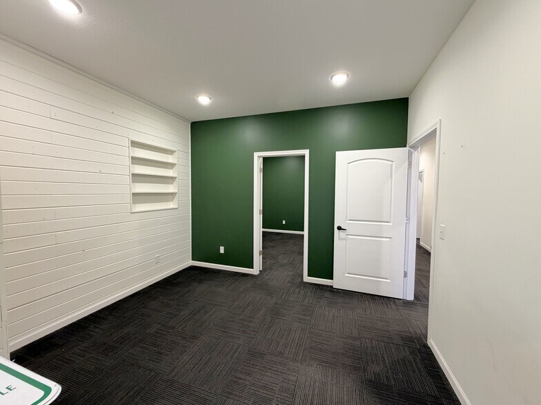 More Photos Of 309 Barclay Ave, Pine River Office For Sale