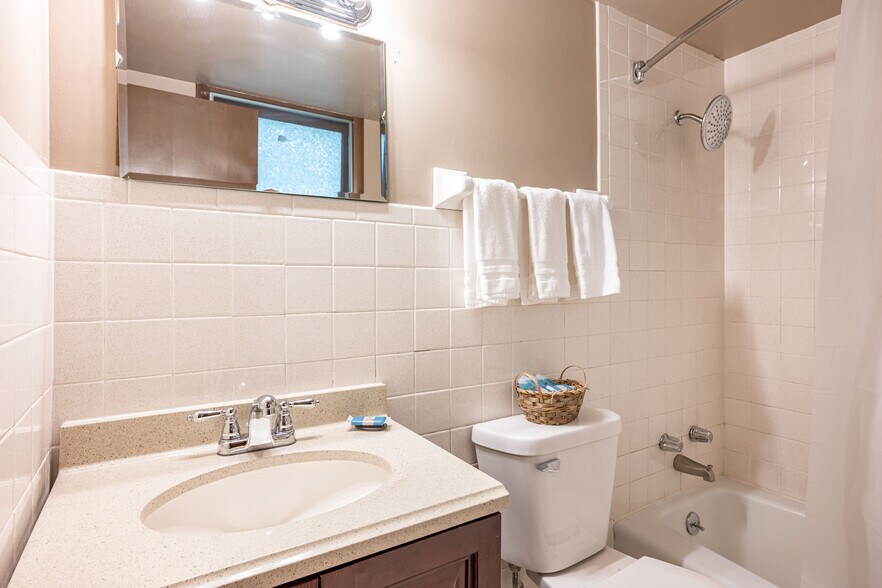 More Photos Of 1116 Broadway, Wisconsin Dells Hotel For Sale