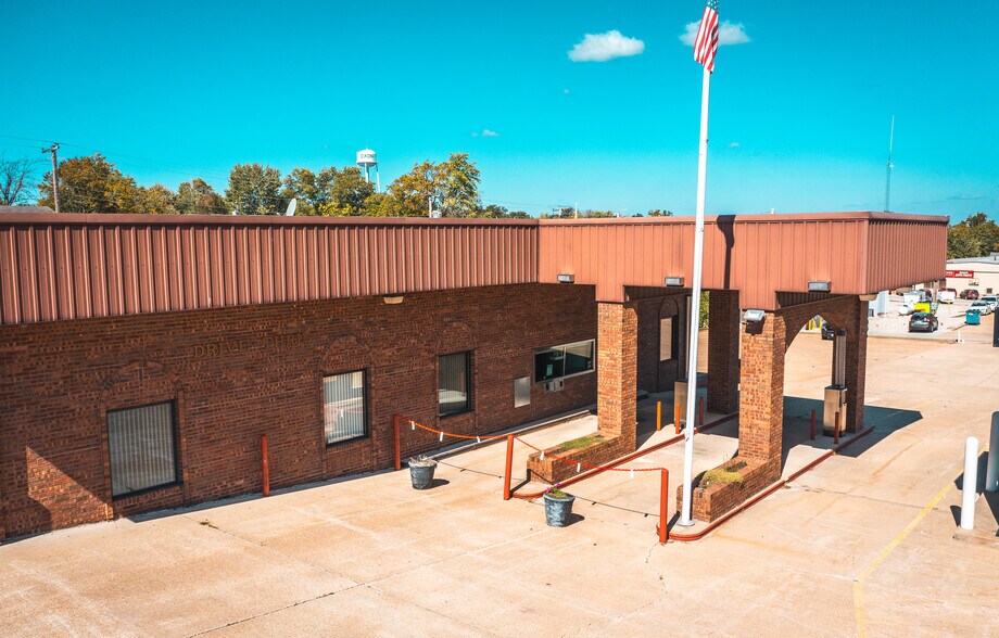 More Photos Of 216 W 2nd St, Dixon Bank For Sale