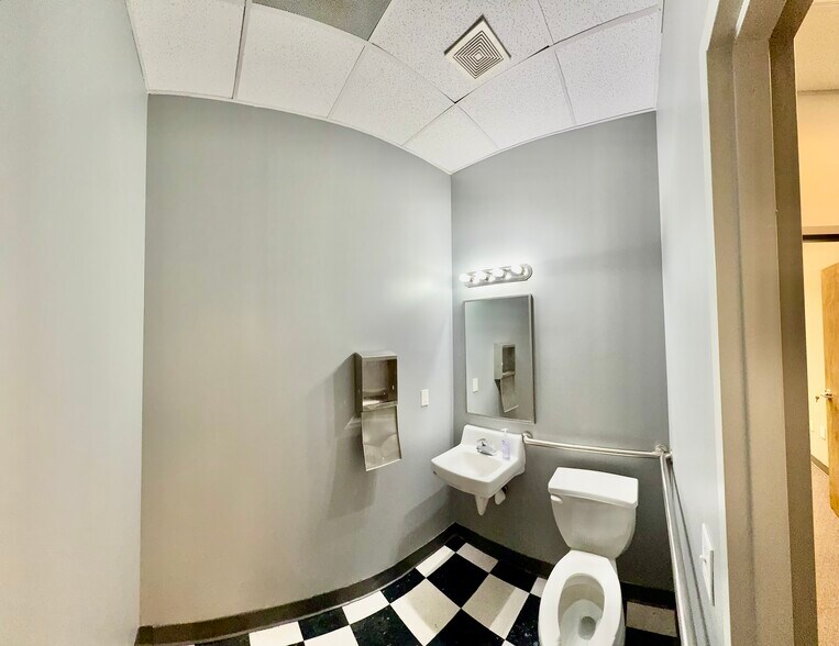More Photos Of 9000 Peridot Pky, Stockbridge Unknown For Lease