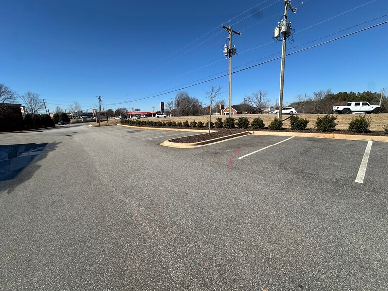 More Photos Of 00 Reidville Road, Moore Storefront For Lease