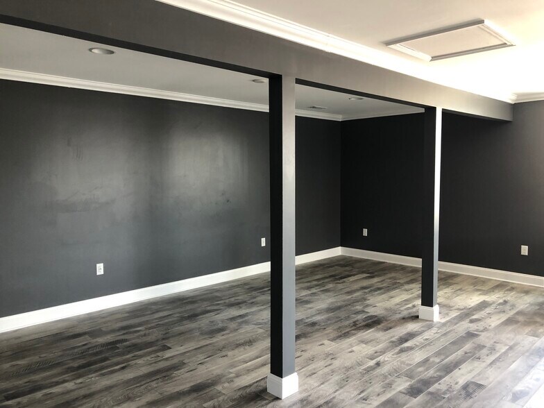 More Photos Of 103 N College Ave, Newton General Retail For Lease