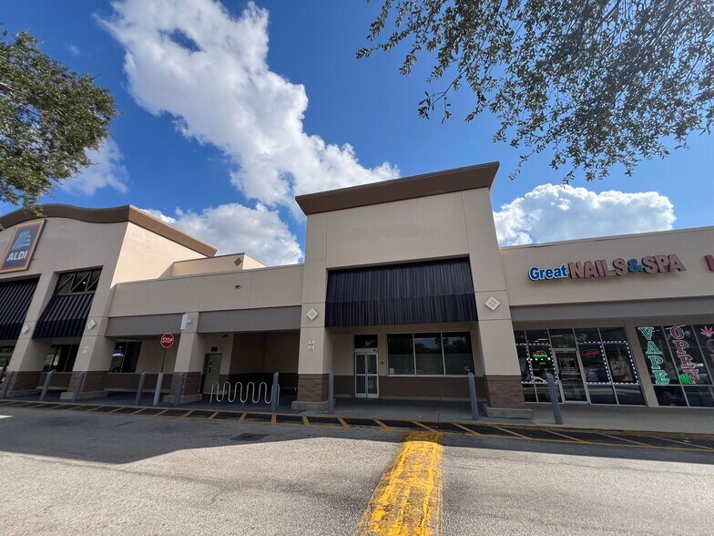 More Photos Of 16719 Fishhawk Blvd, Lithia General Retail For Lease