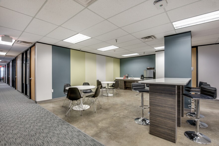 More Photos Of 8360 Lyndon B Johnson Fwy, Dallas Office For Sale