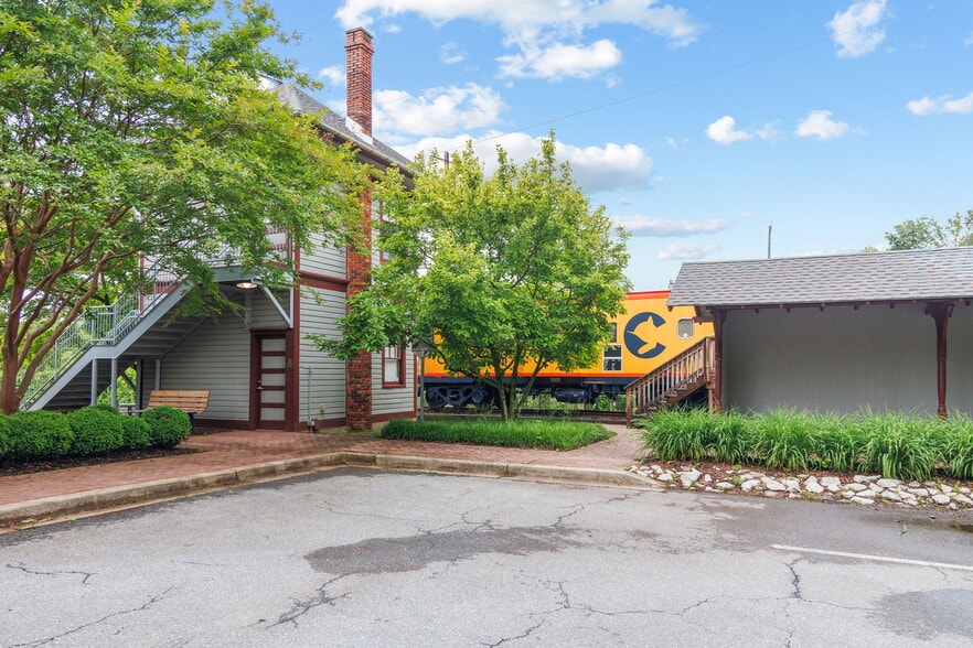 More Photos Of 8519 Chestnut Ave, Bowie Storefront For Sale