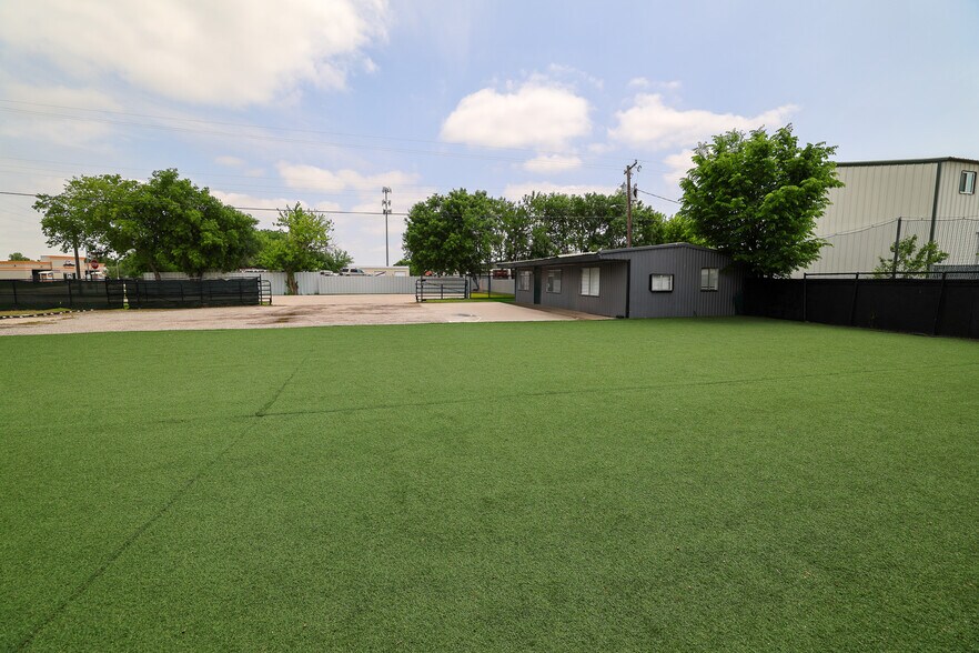 More Photos Of 415 Topeka Ave, Justin Warehouse For Sale