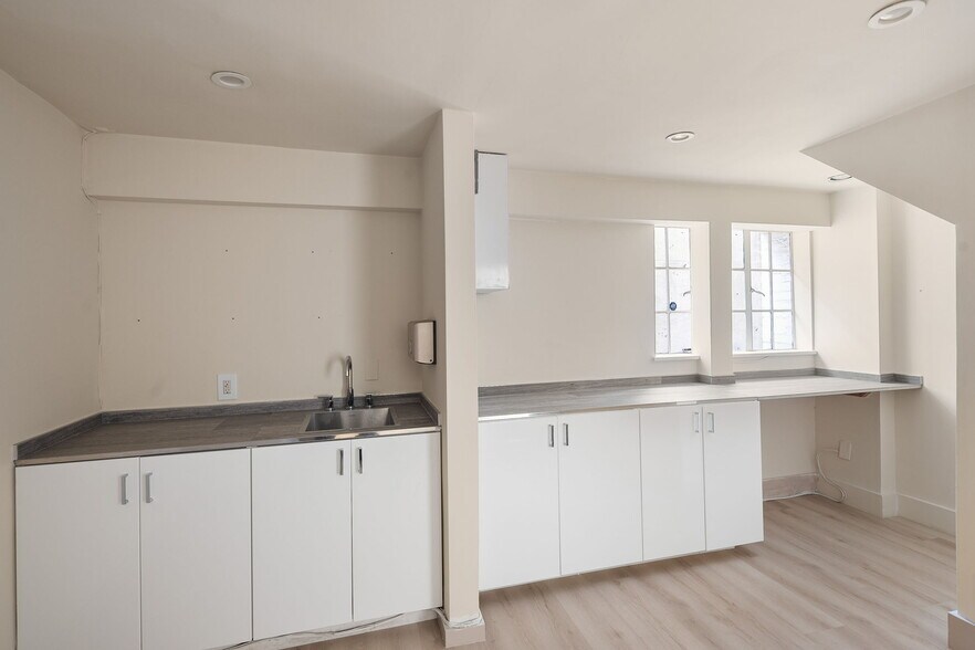 More Photos Of 9435-9439 Santa Monica Blvd, Beverly Hills Storefront Retail Office For Lease