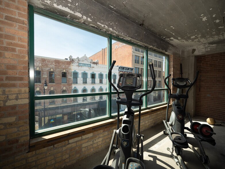 More Photos Of 100 Main St, Dubuque Flex For Sale