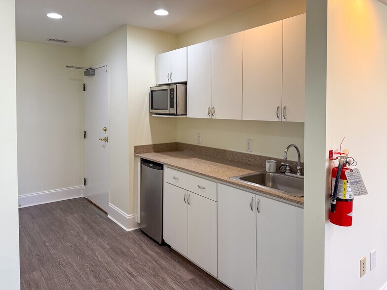 More Photos Of 11 Isabella St, Charleston Flex For Lease