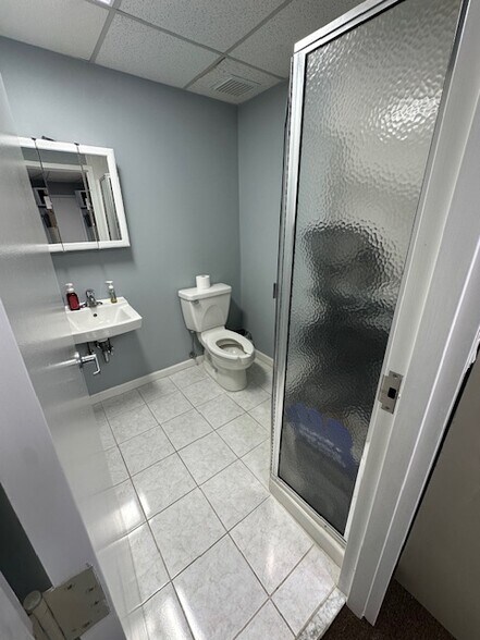 More Photos Of 350 Bloomfield Ave, Bloomfield Office For Sale