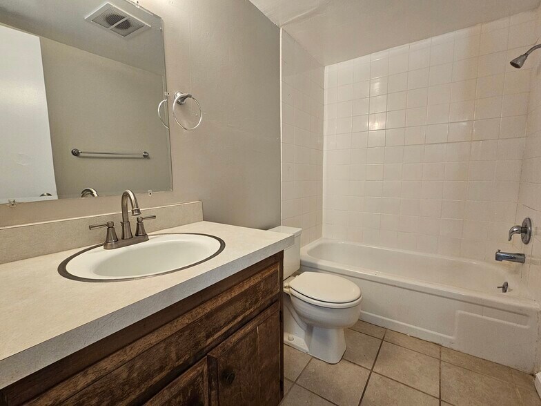 More Photos Of 2711 Hollyhock Ln, Bakersfield Apartments For Sale