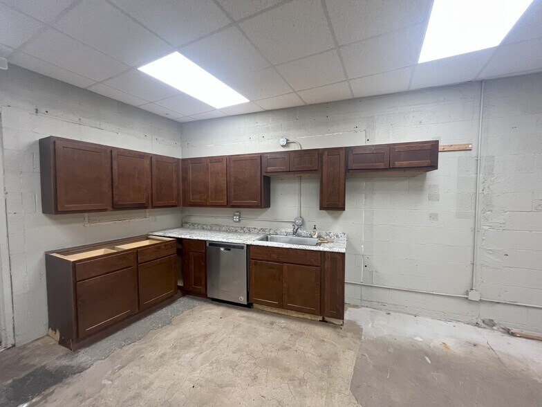 More Photos Of 7926 N May Ave, Oklahoma City Storefront Retail Office For Lease