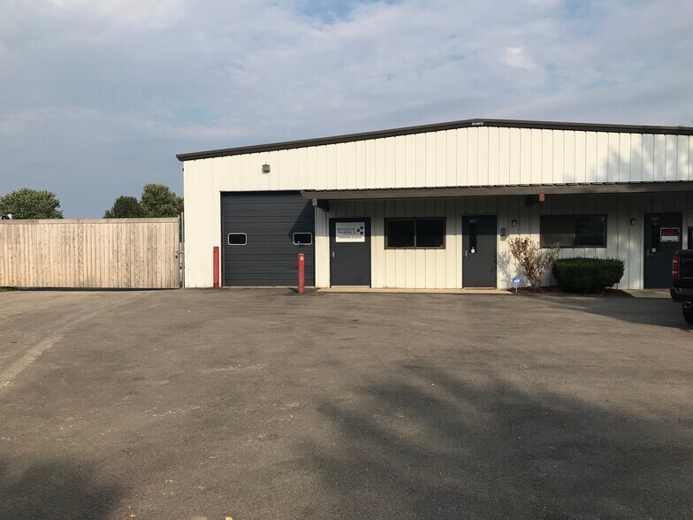 More Photos Of 34 Stonehill Rd, Oswego Warehouse For Lease
