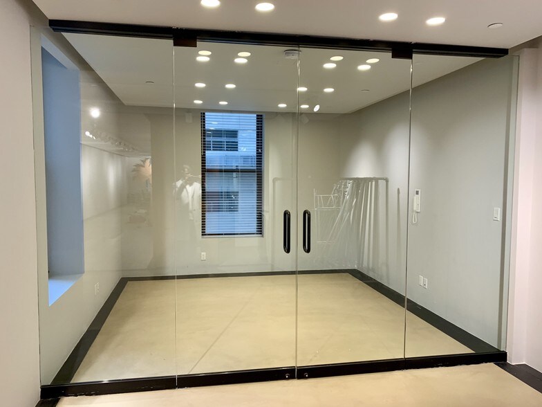 More Photos Of 14 E 55th St, New York General Retail For Sale
