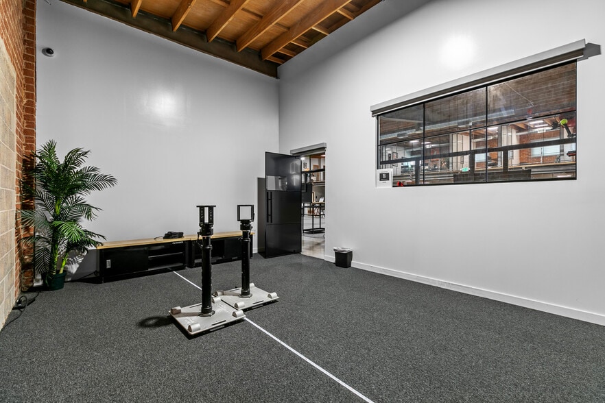 More Photos Of 1604 Venice Blvd, Los Angeles Showroom For Lease