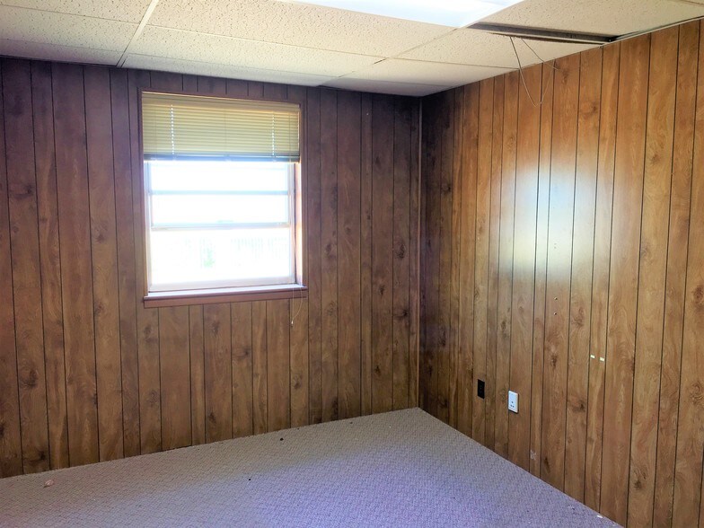 More Photos Of 620 N Edgemoor St, Wichita Warehouse For Sale