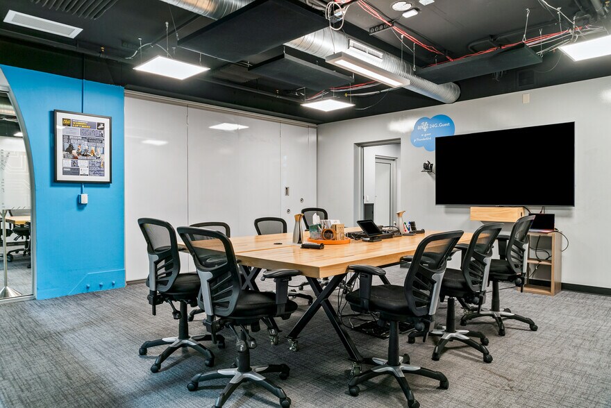 More Photos Of 400 W Maple Rd, Troy Office For Lease