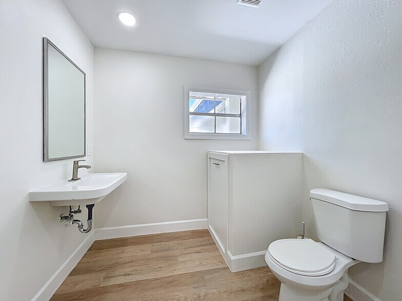 More Photos Of 507 East St, Longwood Office Residential For Lease