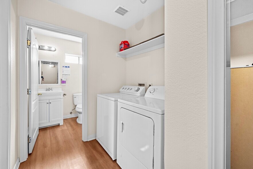 More Photos Of 14203 Sylvan St, Van Nuys Apartments For Lease