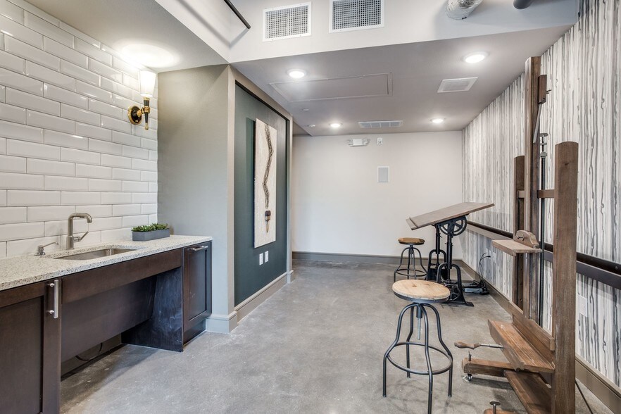 More Photos Of 195 W Davis St, Dallas Apartments For Lease