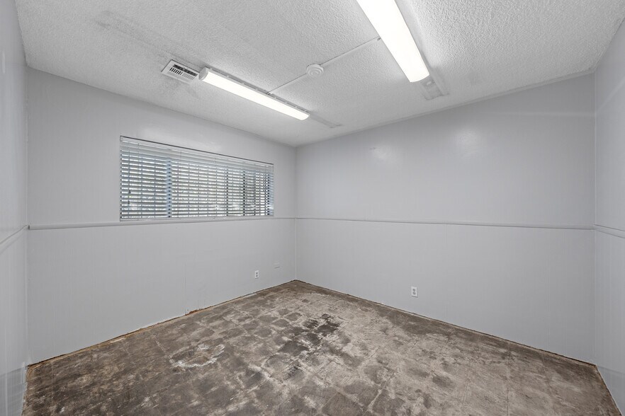 More Photos Of 5146 Maine Ave, Baldwin Park Flex For Lease