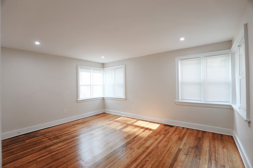 More Photos Of 669 Broadway, Ulster Park Hotel For Sale