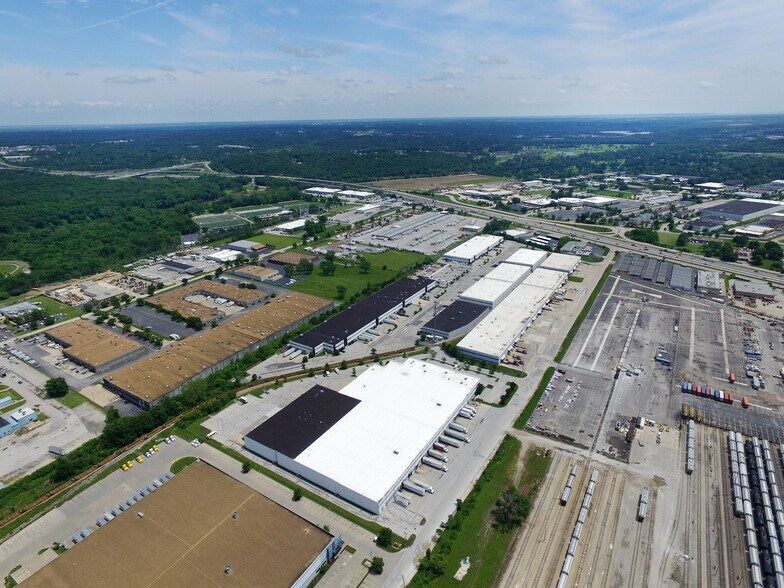 More Photos Of 2091-2099 Corporate 44 Dr, Fenton Distribution For Lease