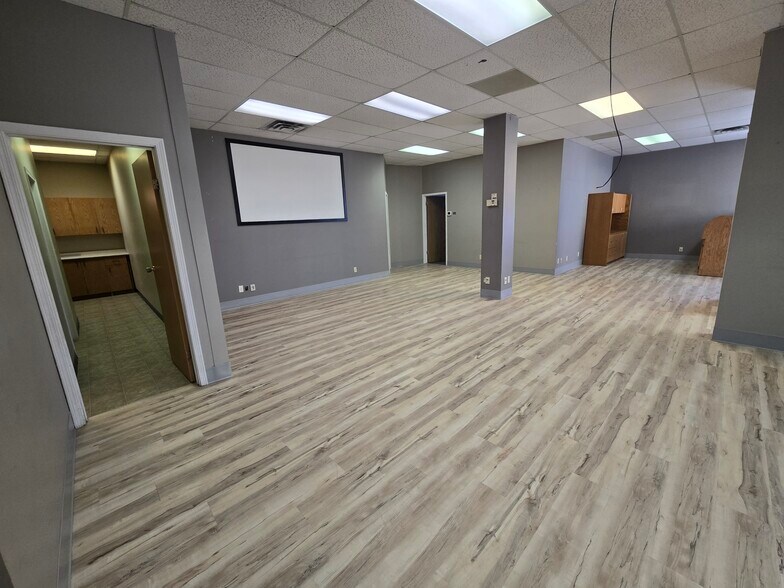 More Photos Of 5580 45 St, Red Deer General Retail For Lease