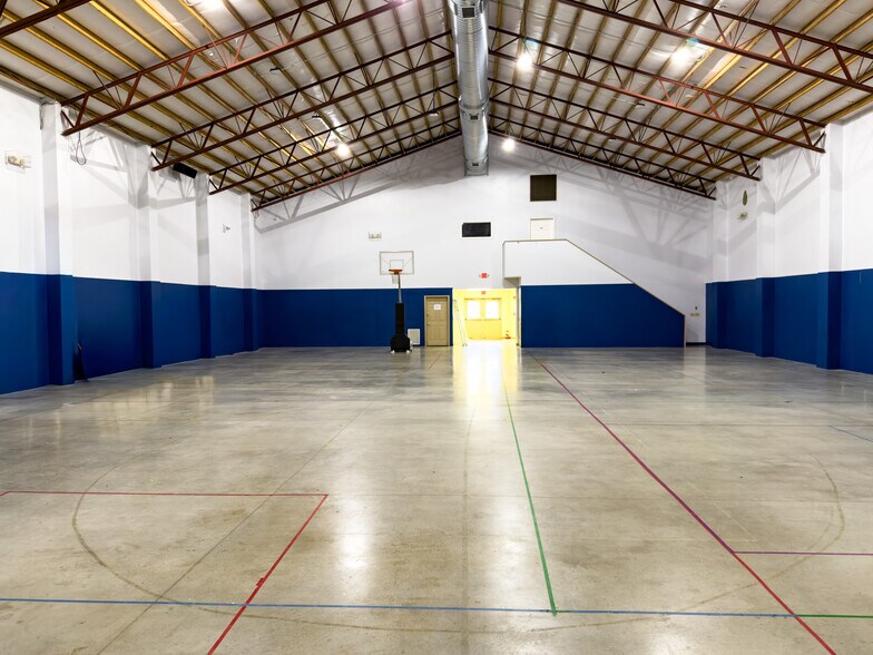 More Photos Of 634 Main St, Forest Park Flex For Sale