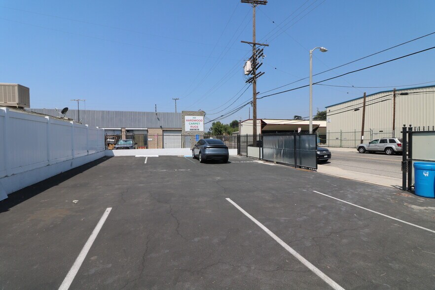 More Photos Of 16770-16780 Stagg St, Van Nuys Warehouse For Lease