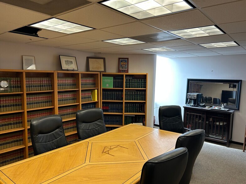 More Photos Of 209 W Washington St, Charleston Office For Lease