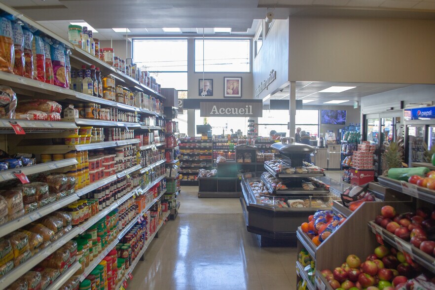 More Photos Of 451 Rue Principale, Pohénégamook Flex For Sale