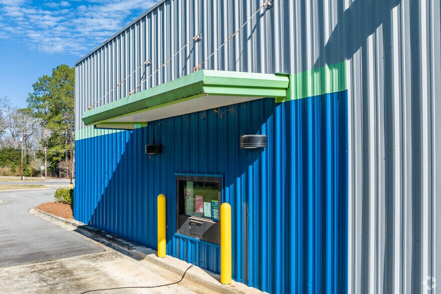 More Photos Of 201 Walnut St, Montezuma Freestanding For Lease