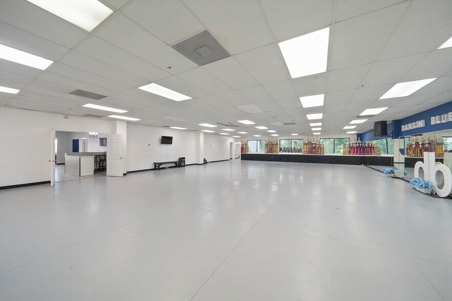 More Photos Of 25020 Oakhurst Dr, Spring Warehouse For Sale