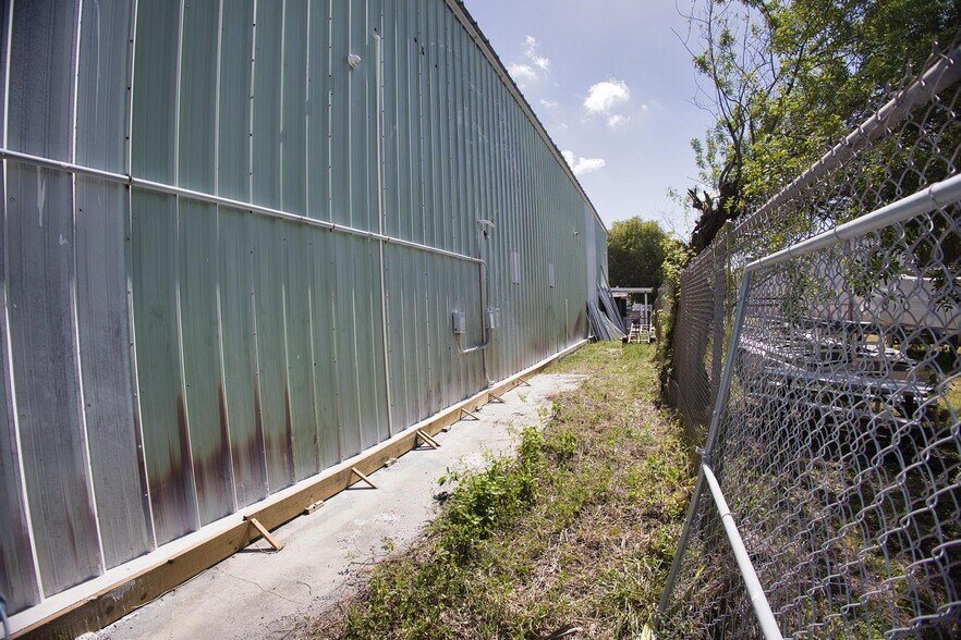 More Photos Of 13050 NW 43rd Ave, Opa Locka Warehouse For Lease